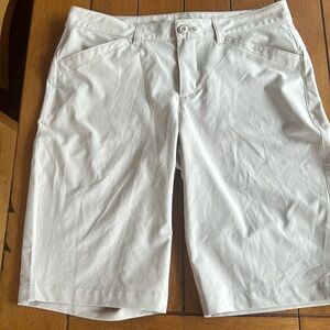 Eddie Bauer women’s shorts. Size 6. Light weight very comfortable.